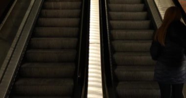 Demiryolu istasyonunda yürüyen merdivenler