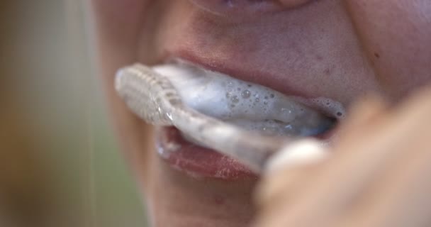 Žena čistí zuby — Stock video