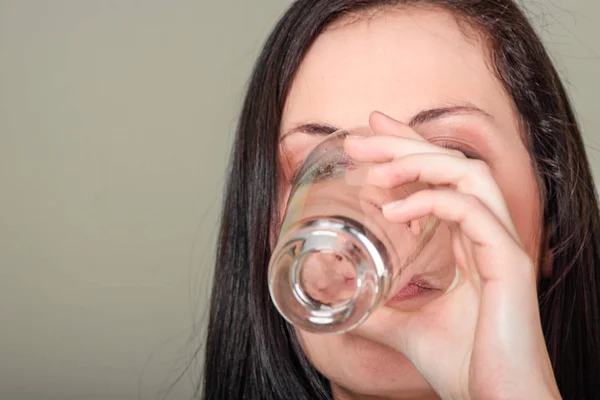 Frau trinkt Vitamin-C-Präparat — Stockfoto