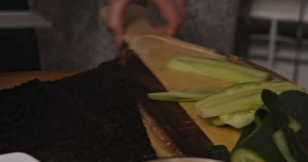Corte de verduras - pepino — Vídeo de Stock
