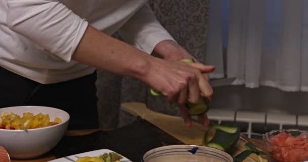 Peeling zeleninový okurka — Stock video