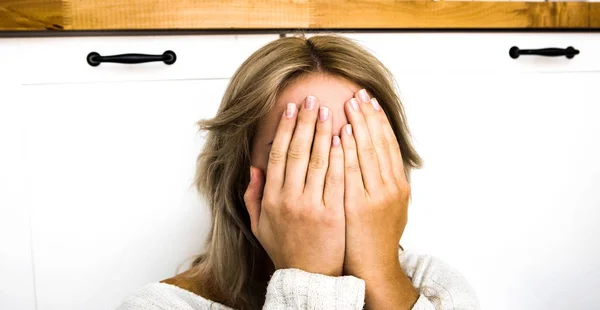 Depressieve vrouw met bedekt gezicht — Stockfoto