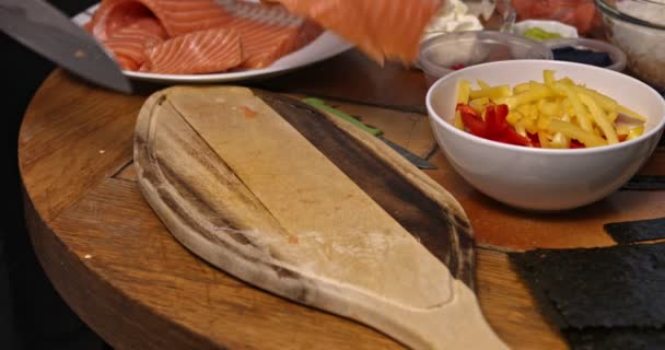 Preparazione del filetto di salmone fresco — Video Stock