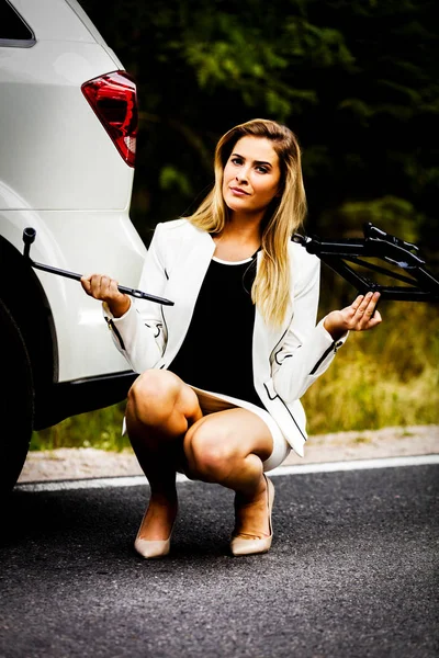 Mulher mudando de roda no carro — Fotografia de Stock