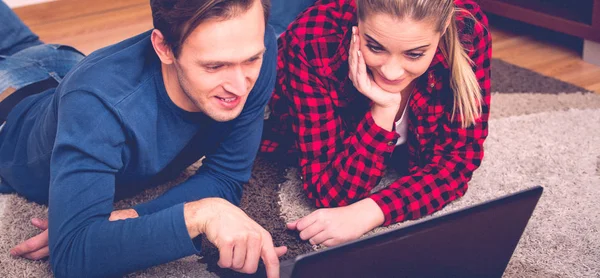 Casal jovem com laptop — Fotografia de Stock