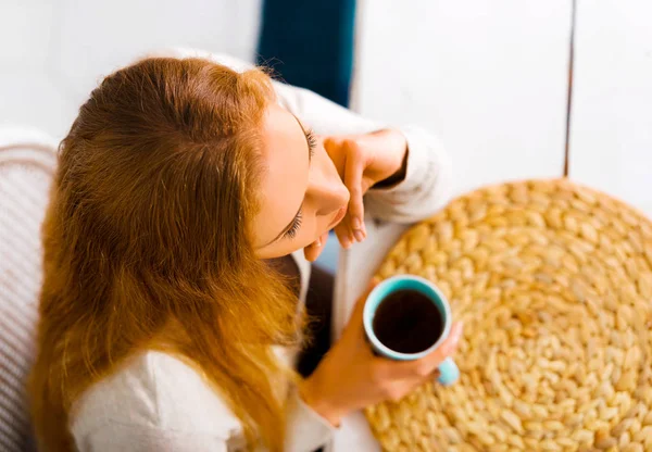 Mulher bebendo café de manhã — Fotografia de Stock