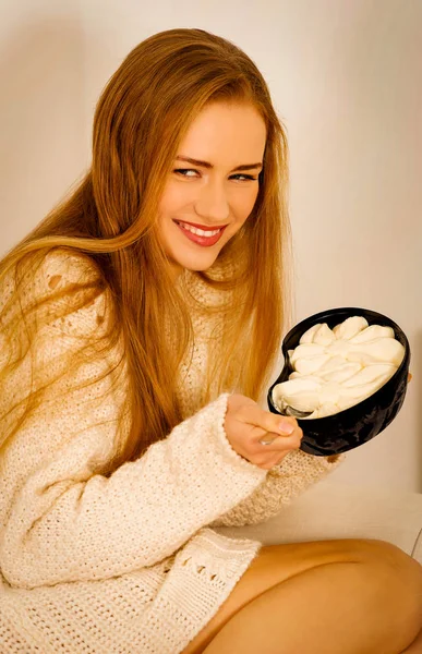 Vrouw die ijs eet — Stockfoto