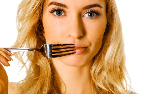 Kvinna med gaffel på läpparna — Stockfoto