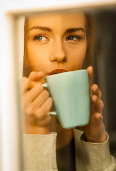 Woman drinking coffee — Stock Photo, Image