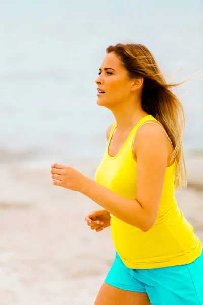 Mujer jogger en playa —  Fotos de Stock