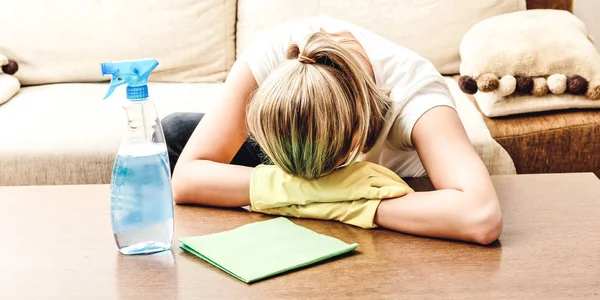 Vermoeide vrouw voeden door reiniging — Stockfoto