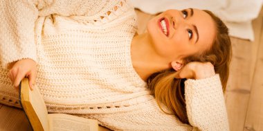 Kadın kitap okuyor.