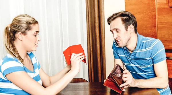 Marreid couple with empty wallet — Stock Photo, Image