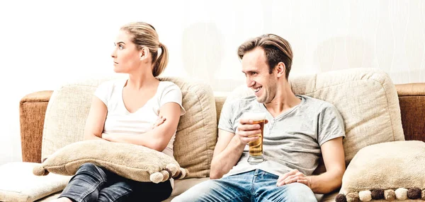 Чоловік з пивом на дивані — стокове фото