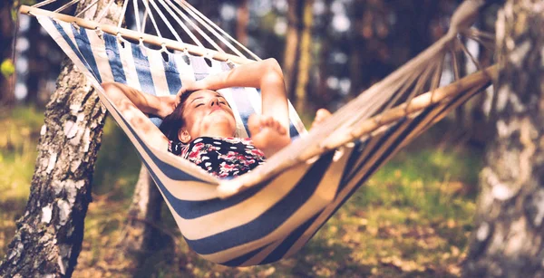 Vista al aire libre de la mujer en hamaca — Foto de Stock