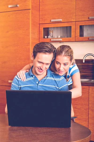 Laptop ile gülümseyen Çift — Stok fotoğraf