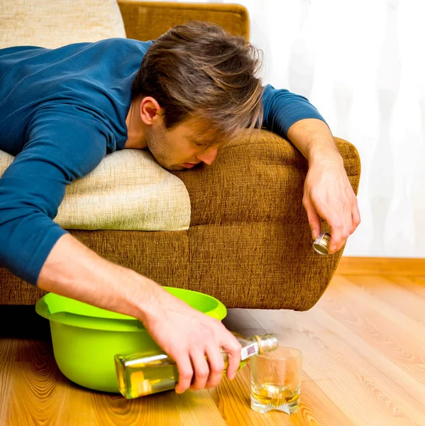 Alcoólico triste ainda bebendo — Fotografia de Stock