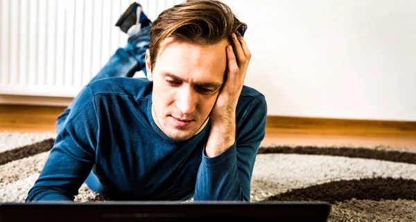 Dizüstü bilgisayarda çalışan bitkin adam