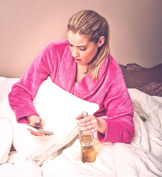 Üzgün sarhoş kadın mesajı okuyor