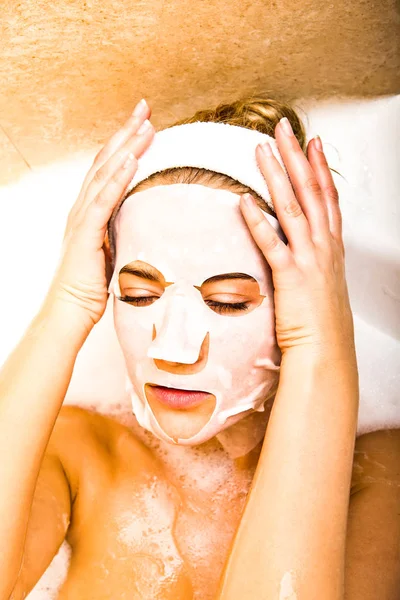 Vrouw met facw masker — Stockfoto