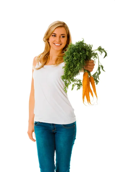 Lachende vrouw die wortelen presenteert — Stockfoto