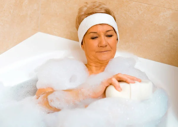 Frau wäscht sich in Badewanne — Stockfoto