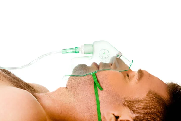 Mann liegt mit Sauerstoffmaske — Stockfoto