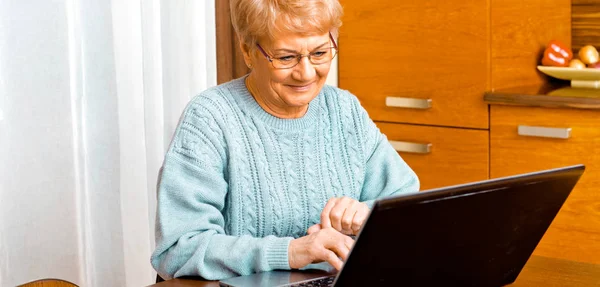 奶奶带着笔记本电脑 — 图库照片