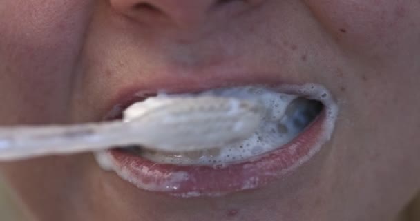 Чистка зубов, близкий обзор — стоковое видео