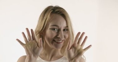 Elinde parıltı ile Gülen kadın