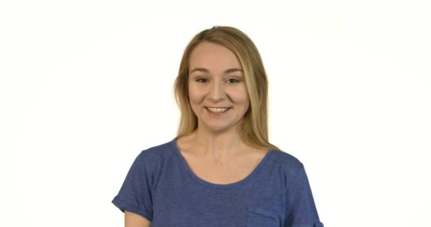Mluvící žena na bílém pozadí — Stock video