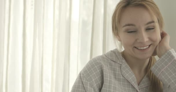 Mujer sonriente en pijama — Vídeo de stock