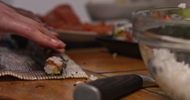 Rolling maki sushi — Stock Video