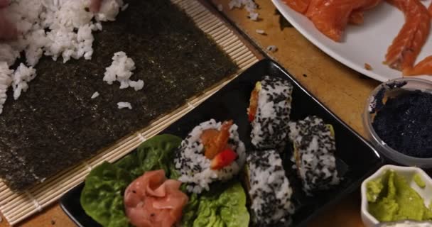 Tafel vol Sushi ingrediënten — Stockvideo