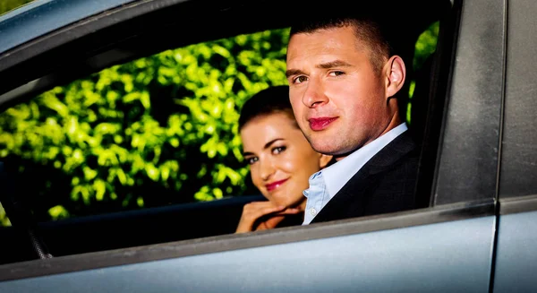 Happy couple inside car — Stock Photo, Image