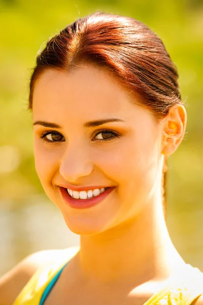 Vrouw met toothy glimlach — Stockfoto