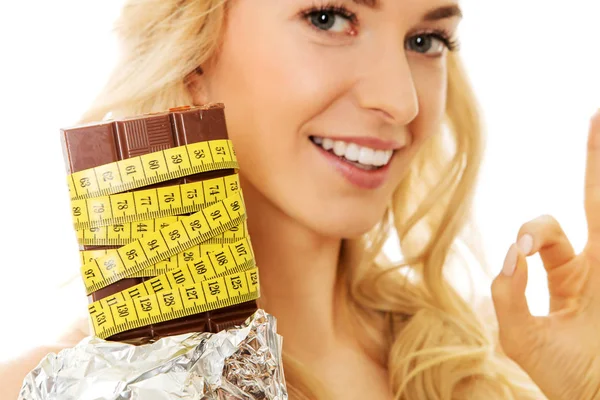 Kobieta z czekoladą, koncepcja diety — Zdjęcie stockowe