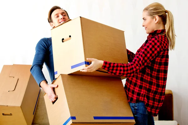 Umzug, Paar mit Boxen — Stockfoto