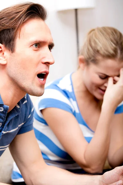 Жінка плаче через крик чоловіка — стокове фото