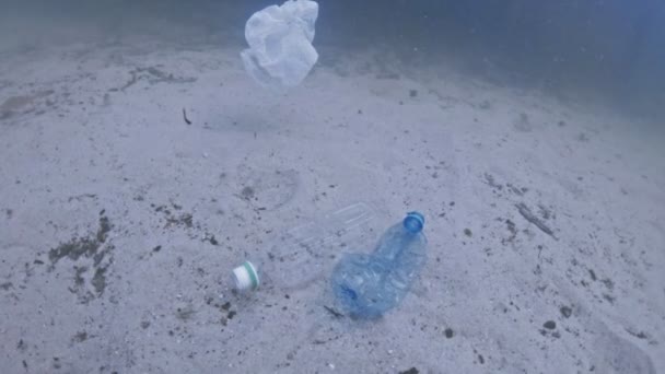 Immondizie di plastica sott'acqua — Video Stock