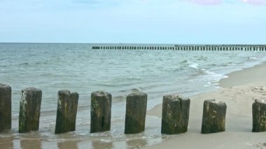 Dalgalar Groynes 'e vuruyor