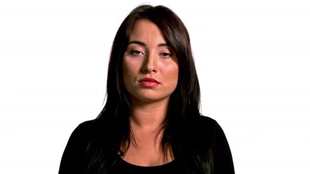 Porträtt av en allvarlig kvinna på en vit bakgrund — Stockvideo