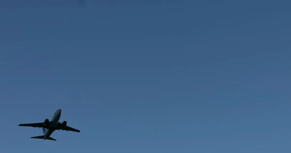 Avião no céu azul claro — Fotografia de Stock