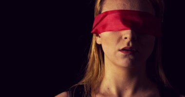 Genç kadının göz bağı portresi.