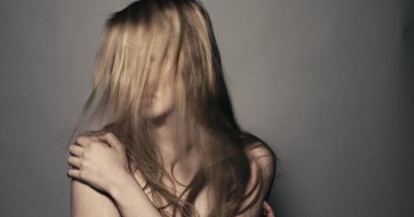 Zihinsel hastalığı olan bir kadın depresyon konseptinde başını çeviriyor.