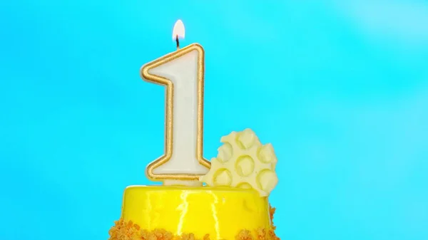 Pastel de cumpleaños amarillo — Foto de Stock