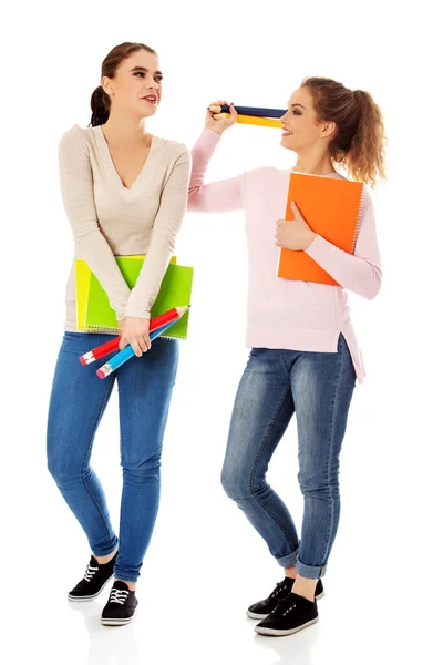 Porträt einer netten jungen Studentin mit bunten Notizbüchern — Stockfoto