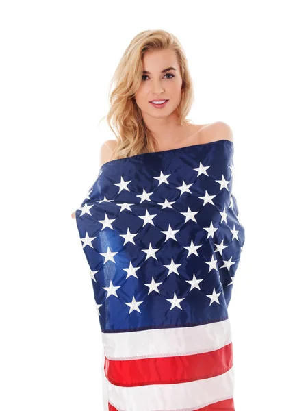 Hermosa mujer rubia envuelta solo en una bandera americana — Foto de Stock