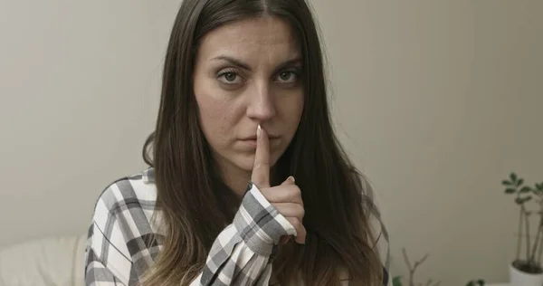 Poważna kobieta wkładająca palec do ust. — Zdjęcie stockowe