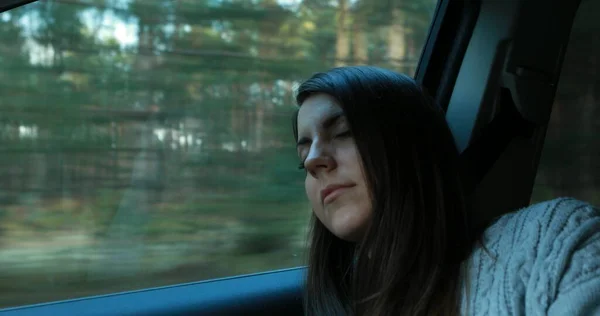 Jolie femme dormant en voiture — Photo